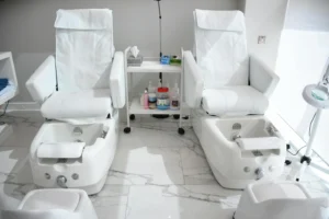 Decoración de uñas de gel duraderas con técnicas de vanguardia